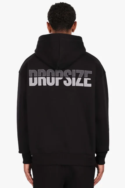 Schwarzer Dropsize-Trainingsanzug mit auffälliger Grafik