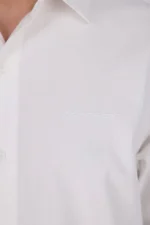 Logo: Ton-in-Ton gesticktes, cremeweißes Logo auf der Brust Kragen: Klassischer Button-Down-Kragen