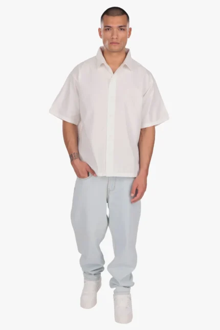 Logo: Ton-in-Ton gesticktes, cremeweißes Logo auf der Brust Kragen: Klassischer Button-Down-Kragen