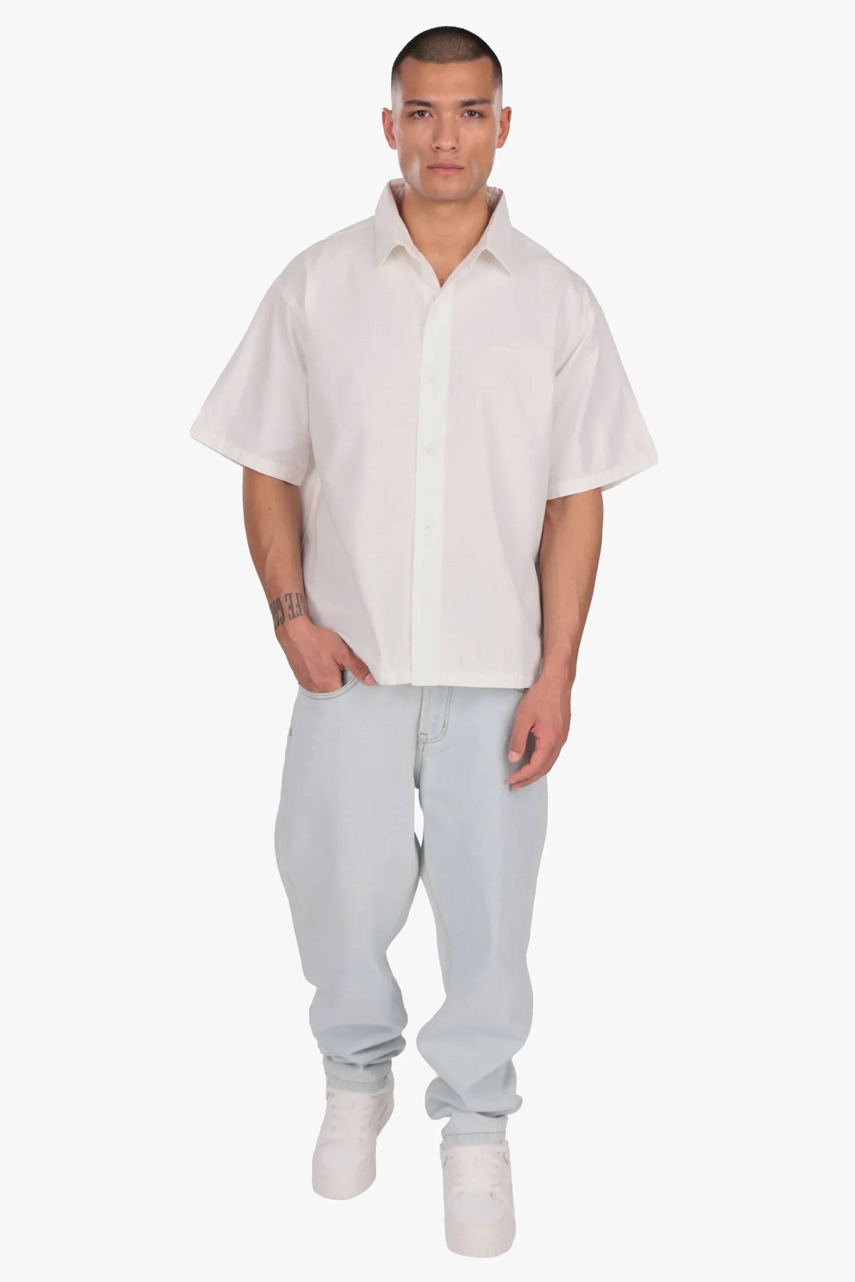 Logo: Ton-in-Ton gesticktes, cremeweißes Logo auf der Brust Kragen: Klassischer Button-Down-Kragen Logo: Ton-in-Ton gesticktes, cremeweißes Logo auf der Brust Kragen: Klassischer Button-Down-Kragen