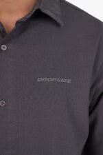 Schonend im Trockner trocknen oder zum Trocknen aufhängen, um die Form zu erhalten. Bei Bedarf auf niedriger Stufe bügeln; nicht direkt über das Logo bügeln.