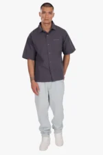 Schonend im Trockner trocknen oder zum Trocknen aufhängen, um die Form zu erhalten. Bei Bedarf auf niedriger Stufe bügeln; nicht direkt über das Logo bügeln.