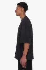 Falls Bügeln erforderlich ist, verwenden Sie eine niedrige Hitzestufe und vermeiden Sie direkten Kontakt mit den Metallnieten.