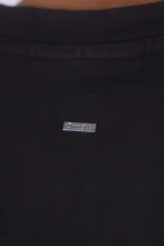 Falls Bügeln erforderlich ist, verwenden Sie eine niedrige Hitzestufe und vermeiden Sie direkten Kontakt mit den Metallnieten.