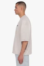 Hol dir dieses lässige Off-Duty-T-Shirt mit lockerem Schnitt aus unserem Shop. Es ist aus hochwertiger Baumwolle und hat eine kastenförmige Passform.