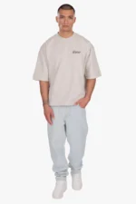 Hol dir dieses lässige Off-Duty-T-Shirt mit lockerem Schnitt aus unserem Shop. Es ist aus hochwertiger Baumwolle und hat eine kastenförmige Passform.