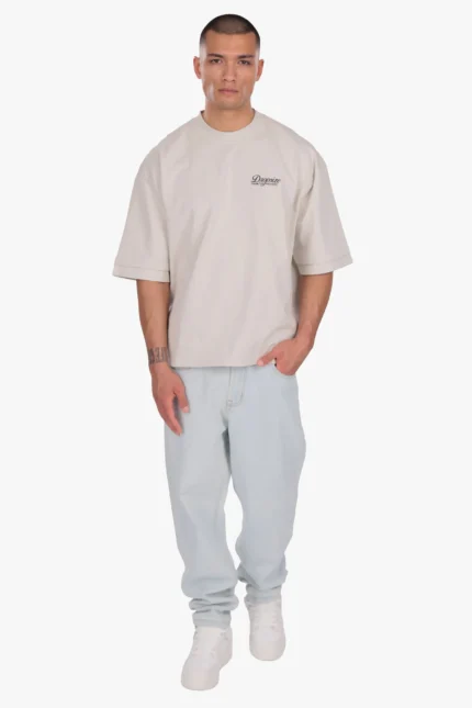 Hol dir dieses lässige Off-Duty-T-Shirt mit lockerem Schnitt aus unserem Shop. Es ist aus hochwertiger Baumwolle und hat eine kastenförmige Passform.