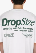 Zum Trocknen aufhängen, um Einlaufen zu vermeiden und die kastenförmige Passform zu erhalten. Bei Bedarf auf niedriger Stufe bügeln und darauf achten, nicht direkt über den Aufdruck auf der Rückseite zu bügeln.