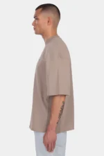 Maschinenwäsche kalt mit ähnlichen Farben, um die Taupe-Farbe zu erhalten. Waschen Sie das Kleidungsstück auf links, um das Ton-in-Ton-Logo auf der Brust zu schonen. Zum Trocknen flach hinlegen, um die ursprüngliche, eckige Form zu erhalten. Bei niedriger Temperatur bügeln und direkten Kontakt mit dem Logo vermeiden.