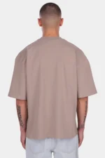 Maschinenwäsche kalt mit ähnlichen Farben, um die Taupe-Farbe zu erhalten. Waschen Sie das Kleidungsstück auf links, um das Ton-in-Ton-Logo auf der Brust zu schonen. Zum Trocknen flach hinlegen, um die ursprüngliche, eckige Form zu erhalten. Bei niedriger Temperatur bügeln und direkten Kontakt mit dem Logo vermeiden.