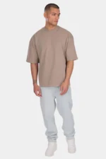 Maschinenwäsche kalt mit ähnlichen Farben, um die Taupe-Farbe zu erhalten. Waschen Sie das Kleidungsstück auf links, um das Ton-in-Ton-Logo auf der Brust zu schonen. Zum Trocknen flach hinlegen, um die ursprüngliche, eckige Form zu erhalten. Bei niedriger Temperatur bügeln und direkten Kontakt mit dem Logo vermeiden.