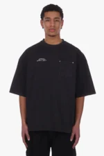 Falls Bügeln erforderlich ist, verwenden Sie eine niedrige Hitzestufe und vermeiden Sie direkten Kontakt mit den Metallnieten.