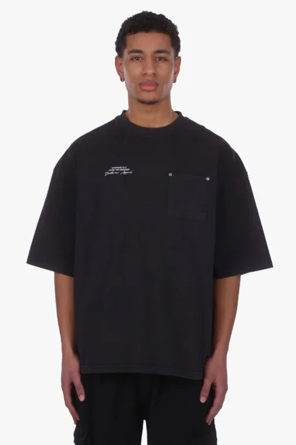 Falls Bügeln erforderlich ist, verwenden Sie eine niedrige Hitzestufe und vermeiden Sie direkten Kontakt mit den Metallnieten.