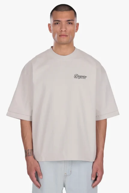 Hol dir dieses lässige Off-Duty-T-Shirt mit lockerem Schnitt aus unserem Shop. Es ist aus hochwertiger Baumwolle und hat eine kastenförmige Passform.