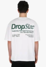 Zum Trocknen aufhängen, um Einlaufen zu vermeiden und die kastenförmige Passform zu erhalten. Bei Bedarf auf niedriger Stufe bügeln und darauf achten, nicht direkt über den Aufdruck auf der Rückseite zu bügeln.