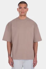 Maschinenwäsche kalt mit ähnlichen Farben, um die Taupe-Farbe zu erhalten. Waschen Sie das Kleidungsstück auf links, um das Ton-in-Ton-Logo auf der Brust zu schonen. Zum Trocknen flach hinlegen, um die ursprüngliche, eckige Form zu erhalten. Bei niedriger Temperatur bügeln und direkten Kontakt mit dem Logo vermeiden.