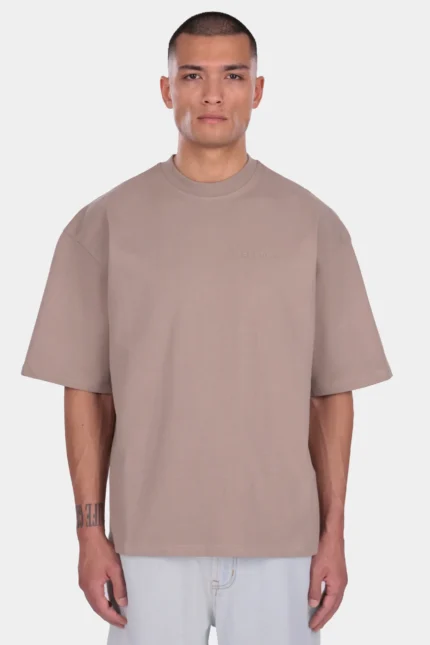 Maschinenwäsche kalt mit ähnlichen Farben, um die Taupe-Farbe zu erhalten. Waschen Sie das Kleidungsstück auf links, um das Ton-in-Ton-Logo auf der Brust zu schonen. Zum Trocknen flach hinlegen, um die ursprüngliche, eckige Form zu erhalten. Bei niedriger Temperatur bügeln und direkten Kontakt mit dem Logo vermeiden.